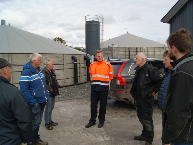 Figur 6: Viftrup Biogas har en hovedreaktor og to eftergæringstanke med i alt 60-75 dages opholdstid. 600 tons recirkuleres hvert døgn. Knud Christensen (nr. 3 fra højre) viser rundt.