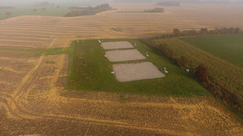 Dronefoto af minivådområde med træflis