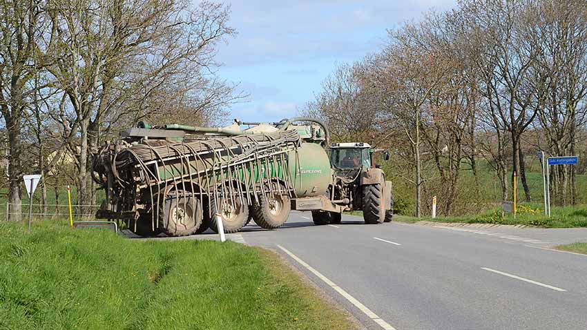 Traktor med slangeudlægger