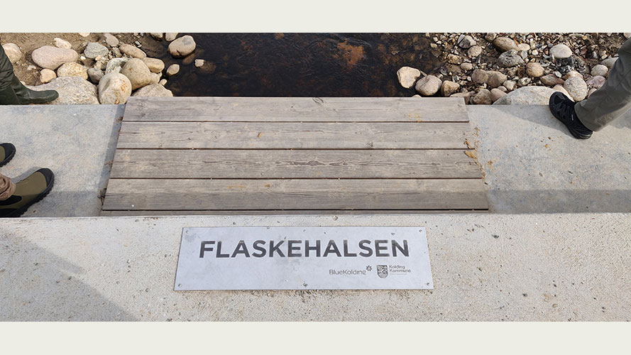 Diget ”Flaskehalsen” har fået sit navn på grund af røret, der går gennem diget. 