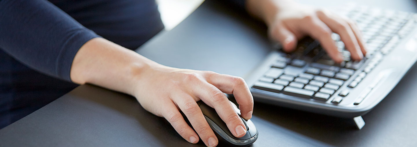 Hænder på tastatur