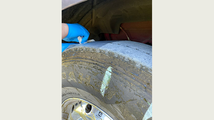 Prøverne blev taget på dækket efter lastbilen havde kørt forskellige distancer. For at undgå at tage prøverne på det samme sted flere gange, er der sat en markering på dækket.