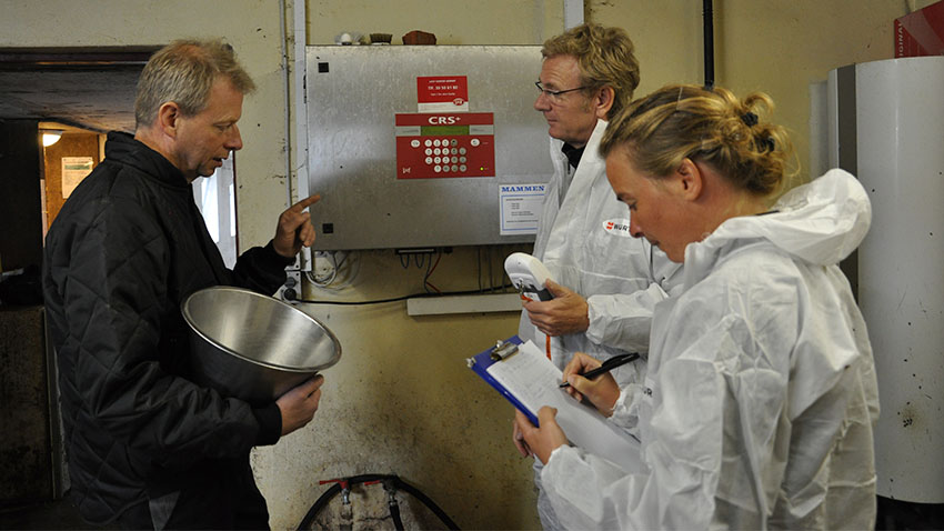 Desinfektionsrådgiver Ove Christoffersens ATP-måler afslørede bakterier, sporer og vira på øjensynligt rent inventar og udstyr. Bjarne Moustsens mælkeskåle klarede dog testen med bravur