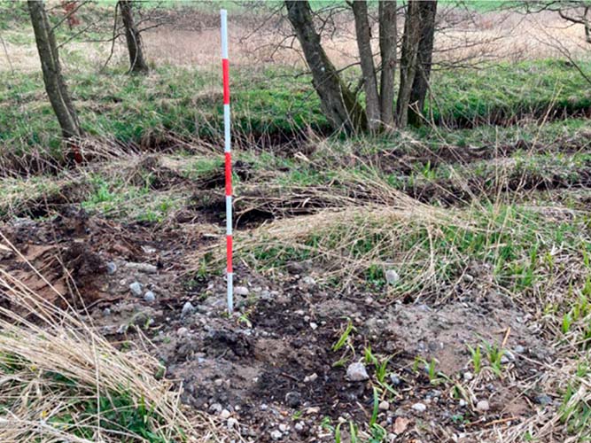 Opgravet sten og grus fra bunden af vandløbet