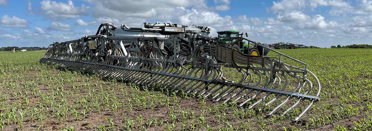 En traktor med gyllevogn