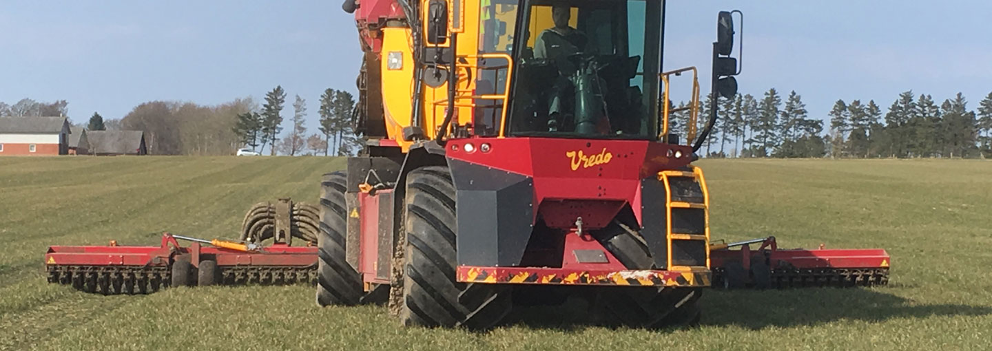 Landbrugsmaskine i græsmark