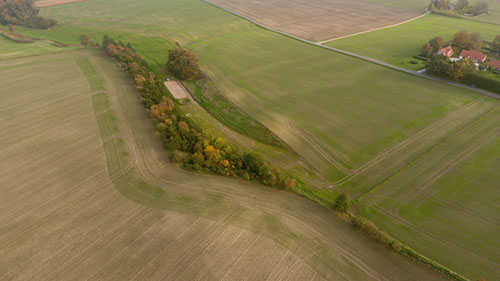 Dronefoto af minivådområde med træflis