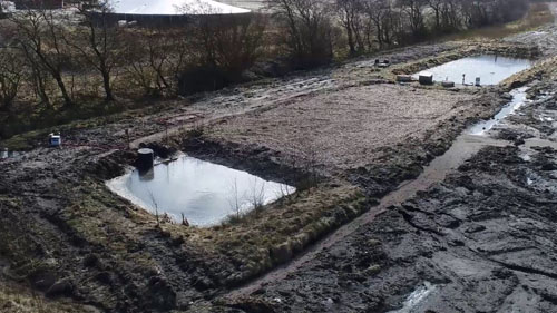 Dronefoto af minivådområde med træflis