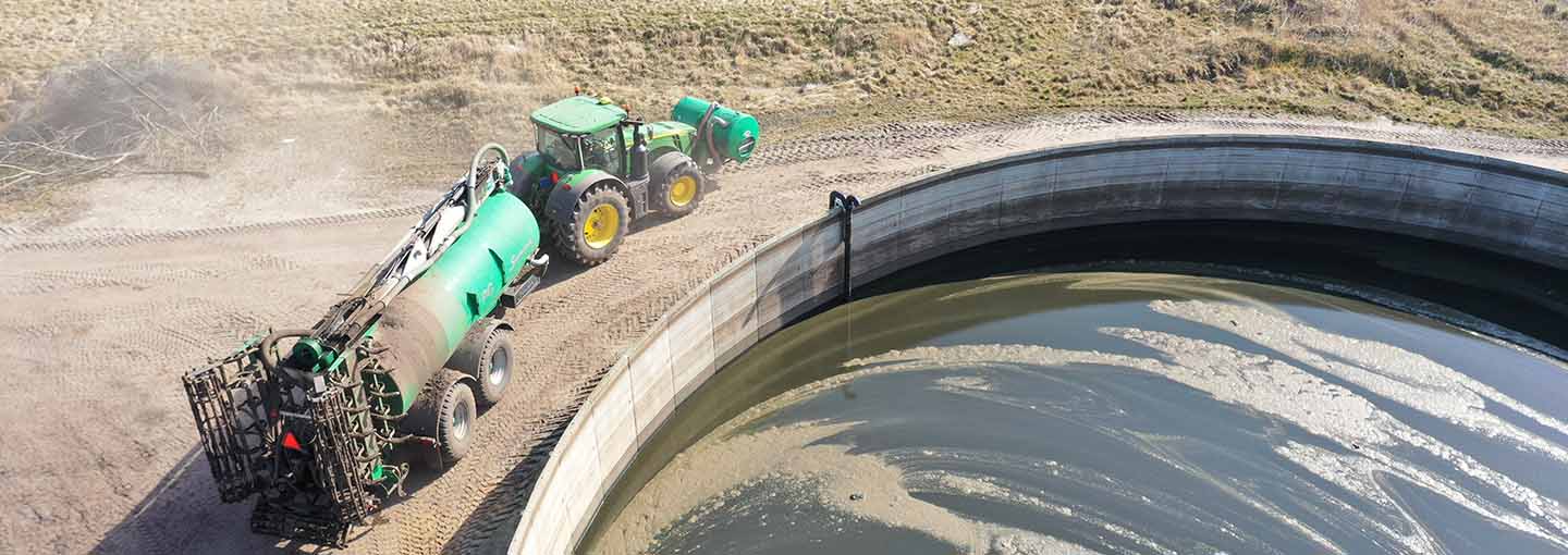 traktor kører med gylle