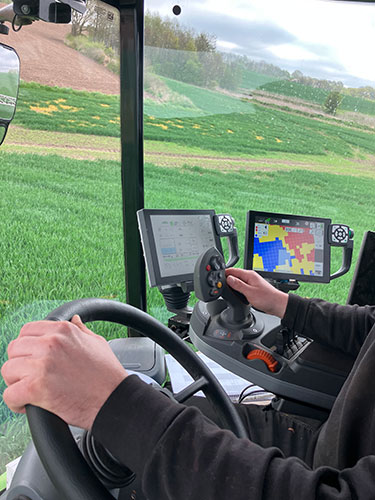 Billede 2  viser sprøjtningen, hvor der køres efter ny vækstreguleringsmodel.