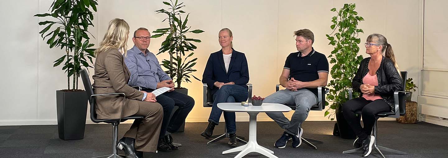 en gruppe mennesker sidder og snakker