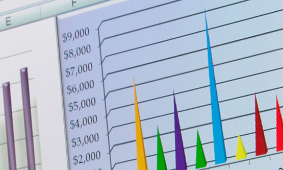 udklip af computerskærm med økonomigrafer