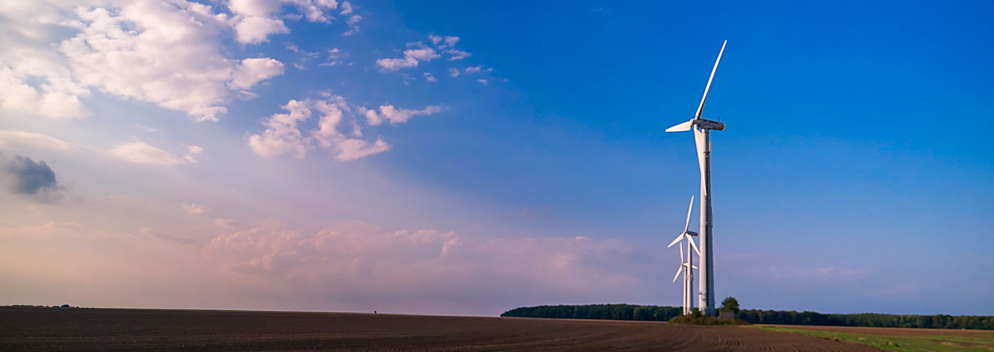 Vindmølle mod blå himmel