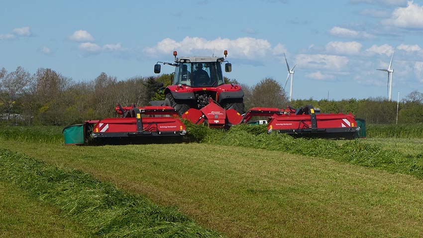 Kløvergræsset skårlægges og lægges i skår med bånd