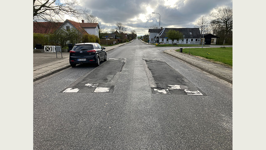  God udformning af to vejbump med fladebredder på ca. 2 m, og en højde på 12-15 cm