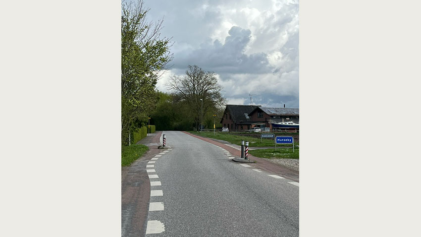 Uhensigtsmæssig vejchikane der er meget svær at komme igennem med brede landbrugskøretøjer. Chikane er ca. 2,75 m i bredden