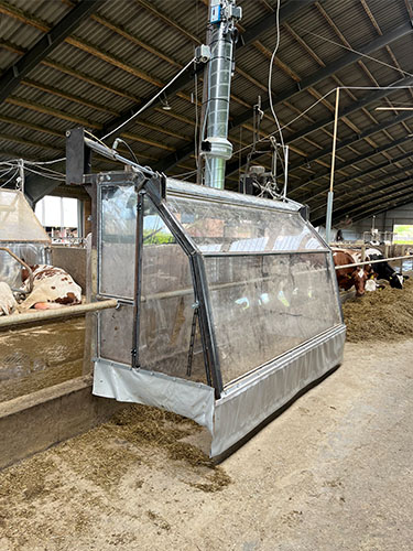 Metanhus over foderbord med lukket klap.