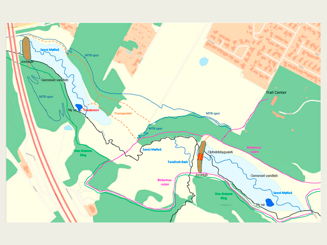 Illustration over, hvilke tiltag der er udført under klimatilpasningsprojektet i Hylkedalen. Det ene jorddige er etableret helt ude ved motorvejsbroen, mens det andet er placeret længere opstrøms i Seest Mølleå. Kilde: Kolding Kommune.
