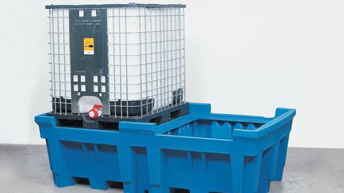 Et dobbelt opsamlingskar af polyethylen (PE) er udstyret med åbninger til læsning ved hjælp af gaffeltrucks og løftevogn.