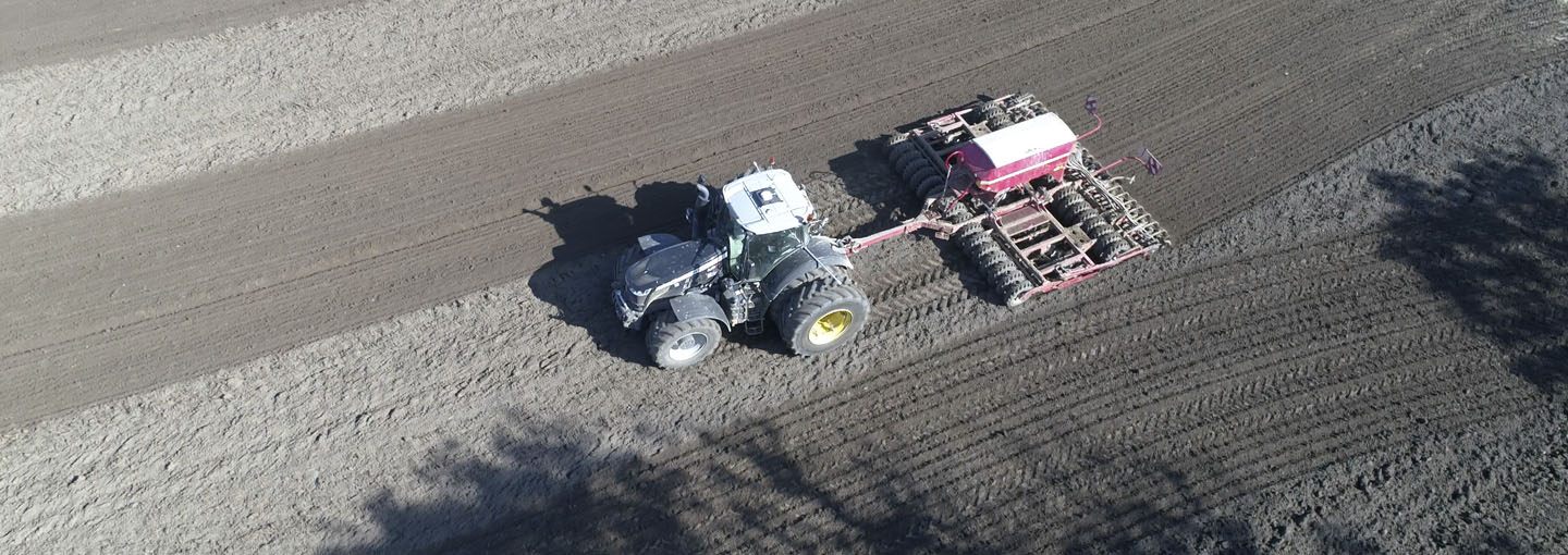 Luftfoto af mark med traktor der harver