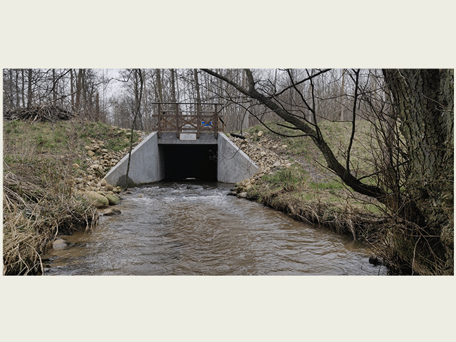 Dige og bygværk med vandbremse set fra nedstrøms retning