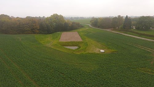 Dronefoto af minivådområde med træflis
