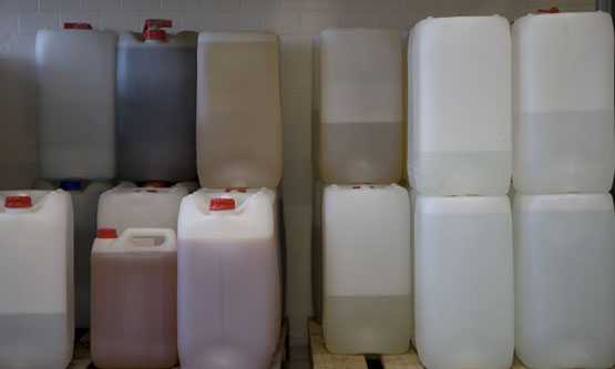 Store plastik dunker  med forskellige mængder indhold