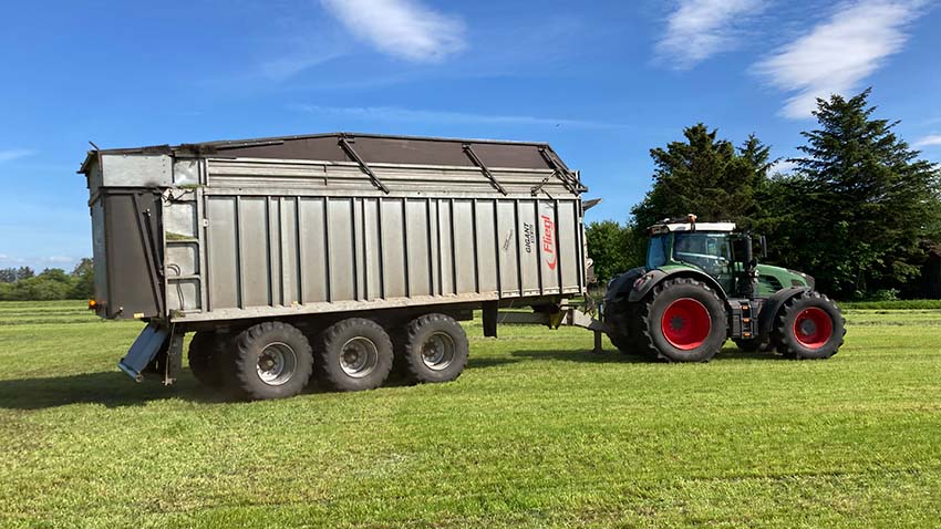 traktor med påhængskøretøj