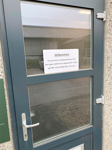 skilt på dør