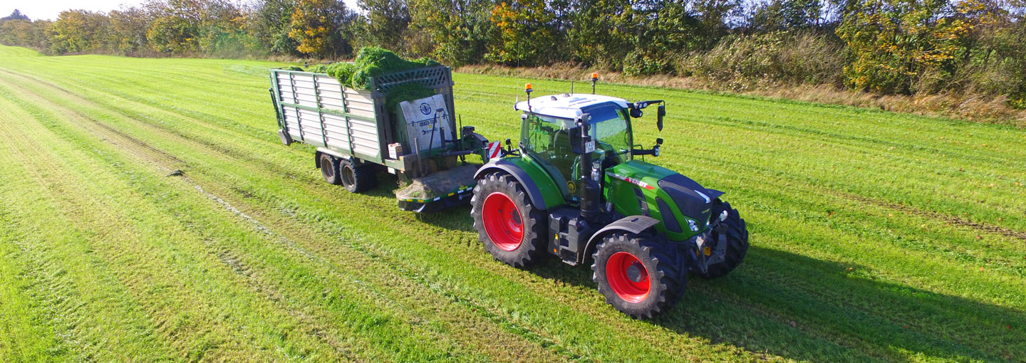 MaksiGrassvogn i marken på en økologisk bedrift