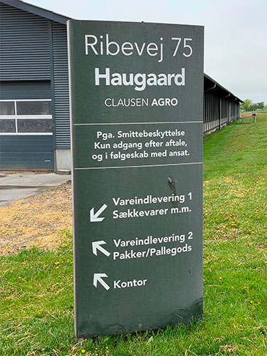 skilt ved indkørsel