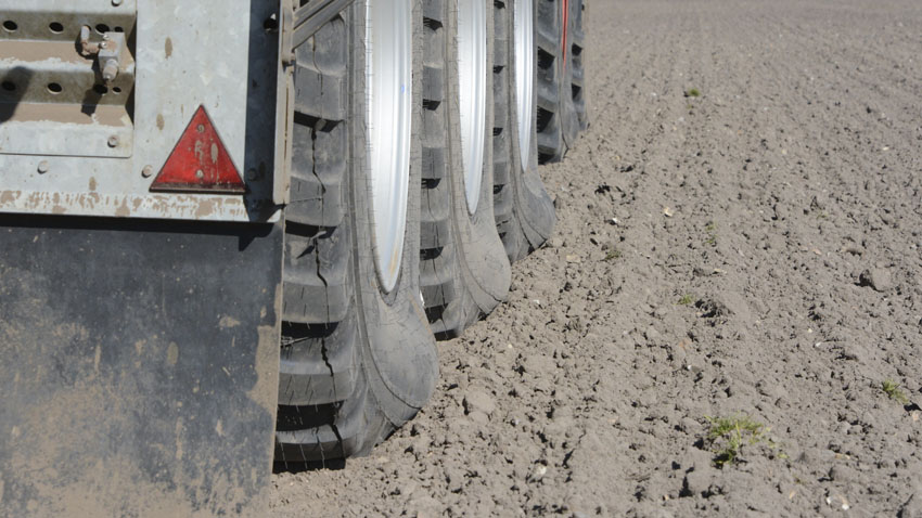 Synlig udfladning af VF-dæk under nedfældning ved kørsel på bar mark