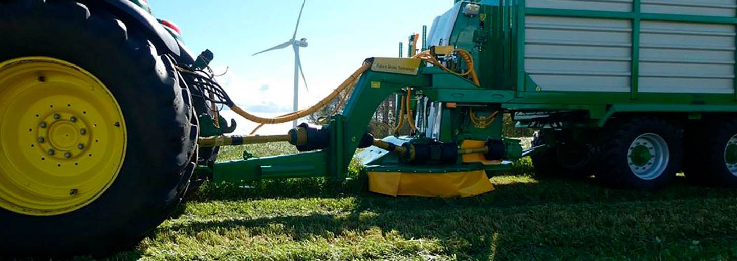Traktor og vogn i marken