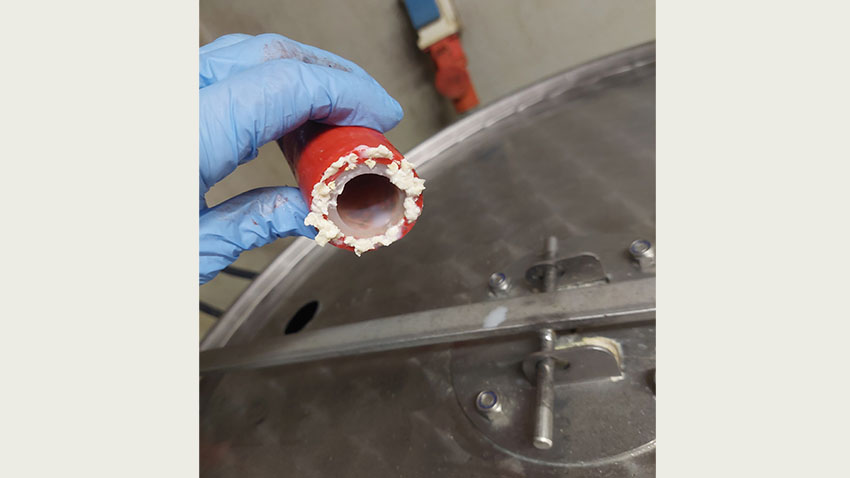 På exitslangen fra en malkerobot til alt framalket mælk ses blandt andet størknet mælkefedt