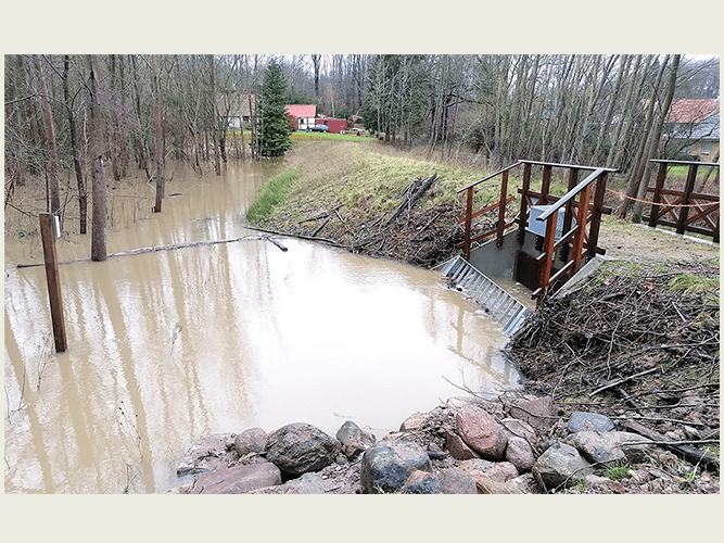 Rathlousdaldæmningen i fuld aktion. Her ses hvordan vandet stuver op bag diget og der oversvømmes bagud i systemet