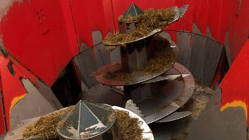 Bare det at glide på gulvet i foderblanderen kan give voldsomme snitsår og i værste fald amputationer. 