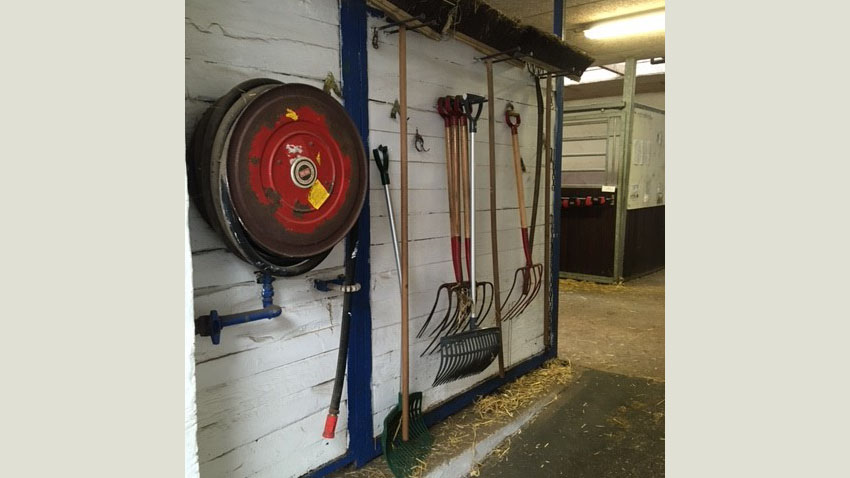  Redskaber i stalden skal opbevares på faste pladser, hvor hesten ikke kan komme til skade på dem.