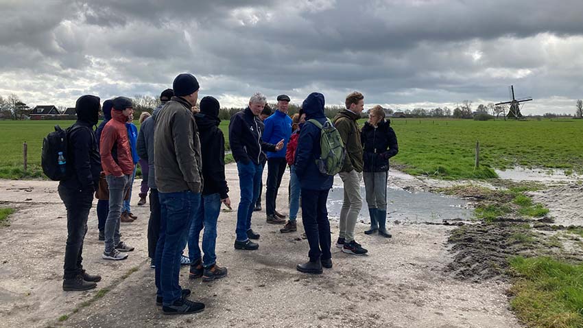 NFW chairman Albert van der Ploeg i blå trøje og landmand Gerke Jilt Veenstra (tv. for chairman) og hans kone Ypie Veenstra driver et landbrug i Friesland tæt på Nordsøen