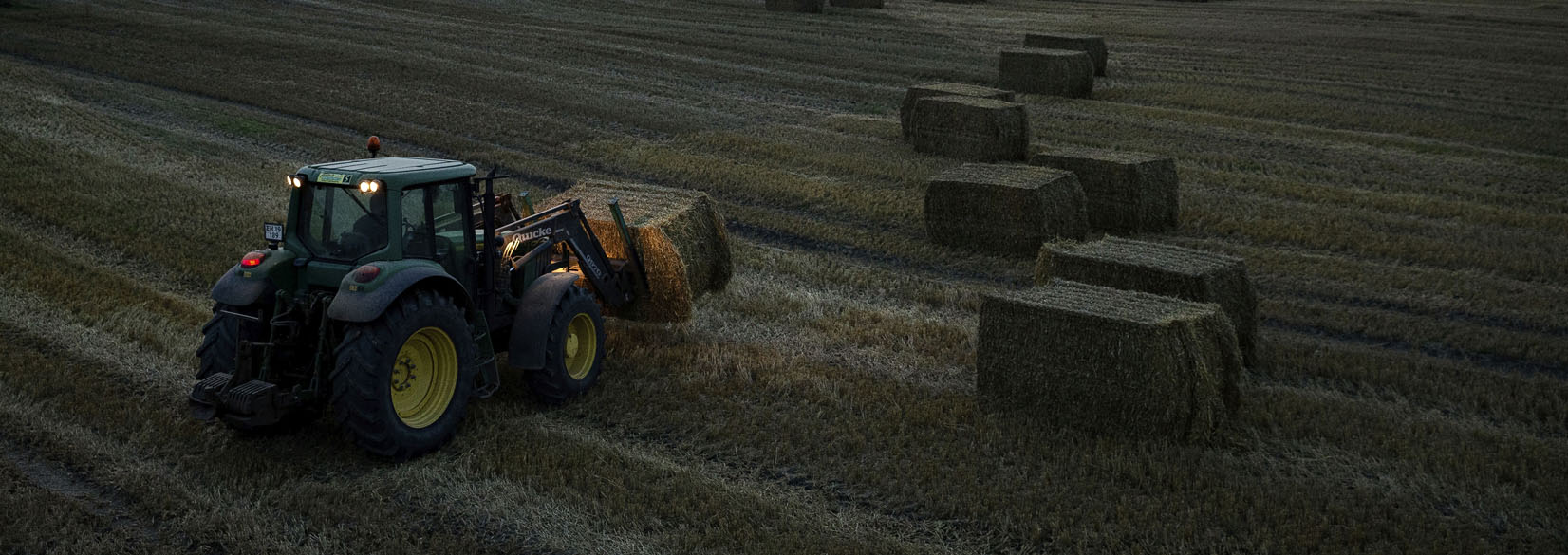 Marken er høstet - halmballer fragtes hjem til gården