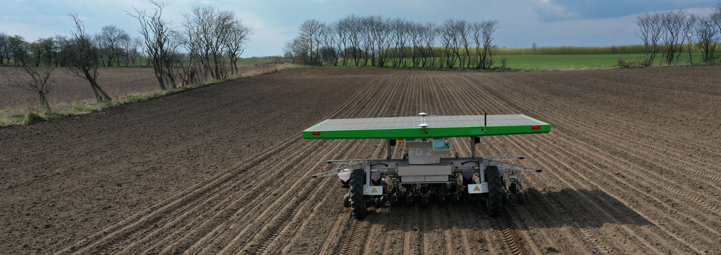 Solcelledrevet traktorrobot harver en mark