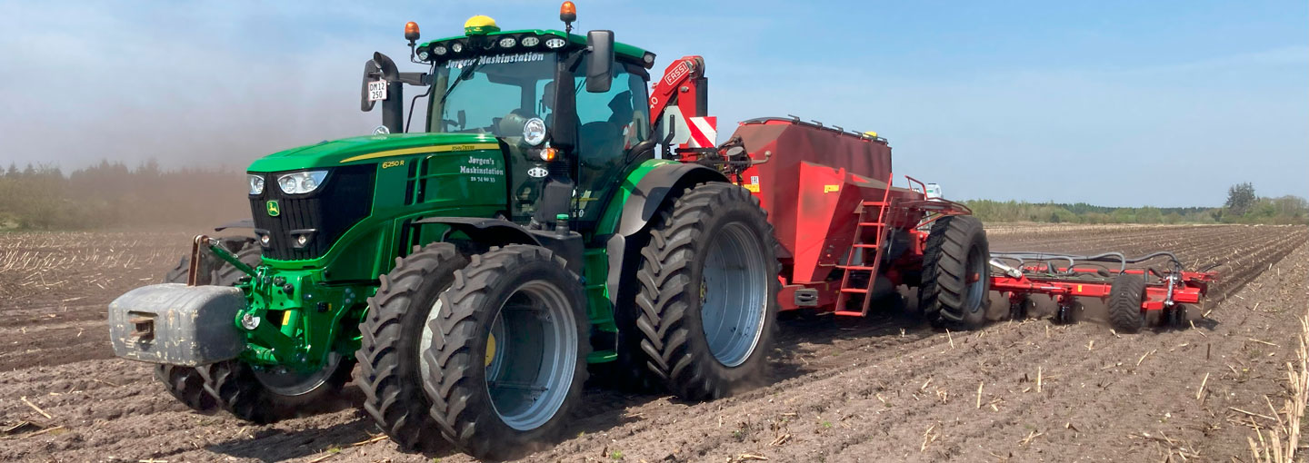 Billedet viser et eksempel på korrekt hjulmontering ved såning af majs på både traktor og såmaskine.