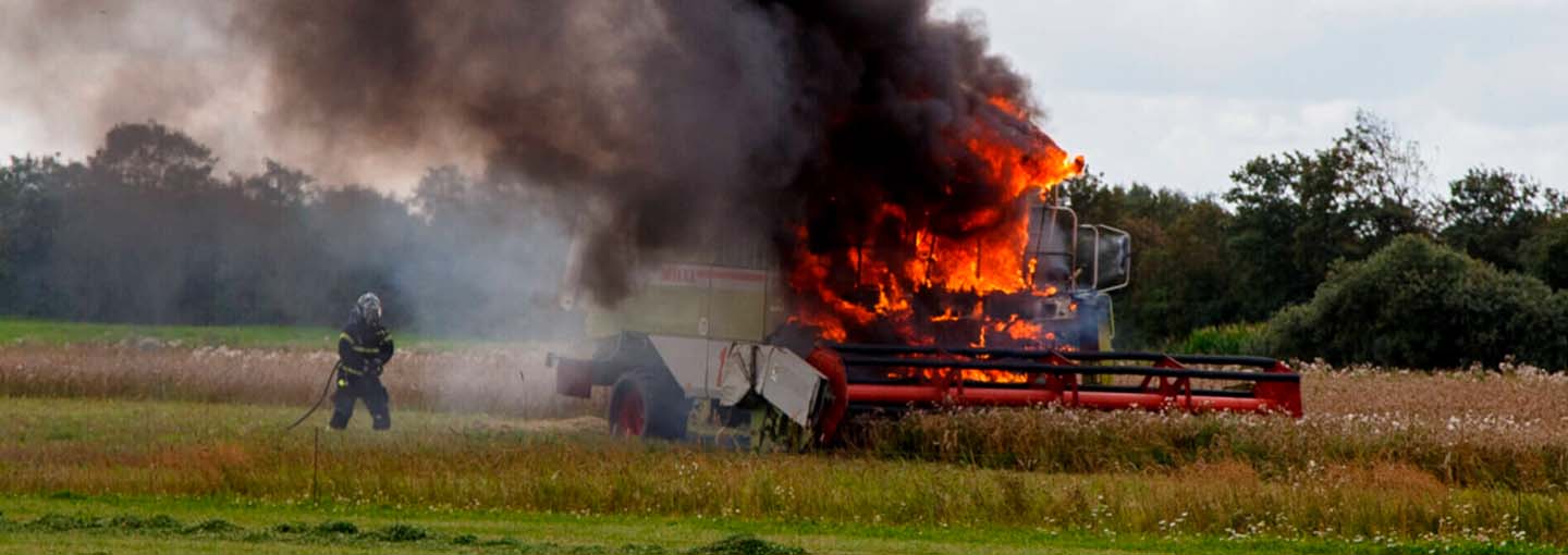 mejetærsker i brand på en mark