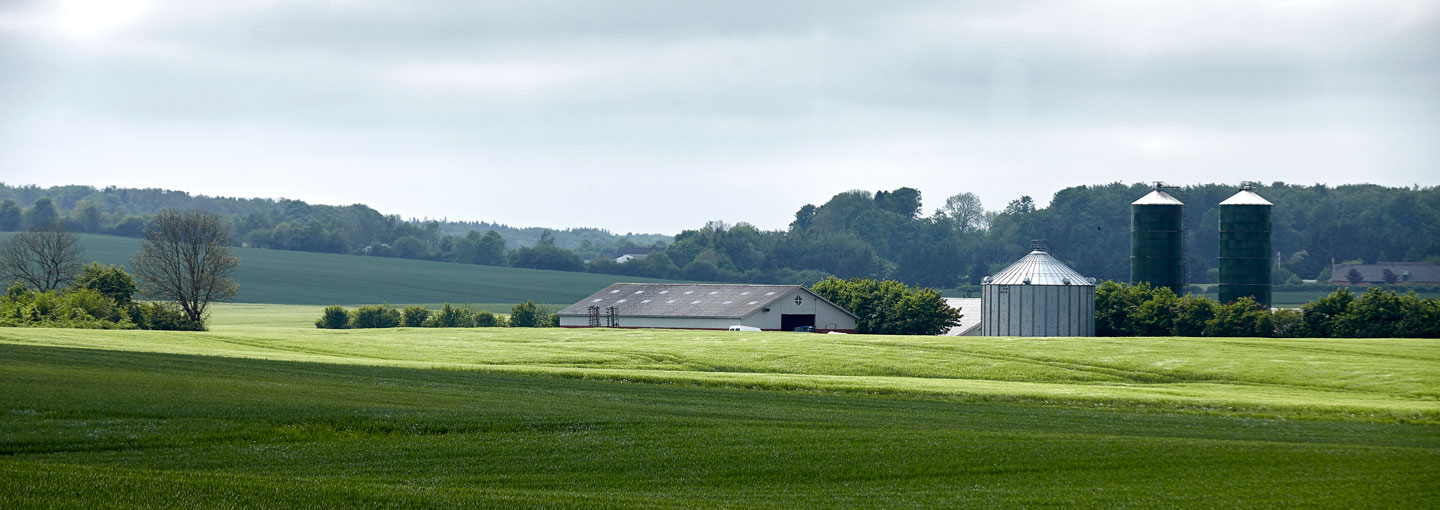 Landskab med marker og siloer