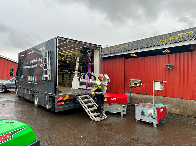 Lastbil fra firmaet LJM - Lind Jensen 