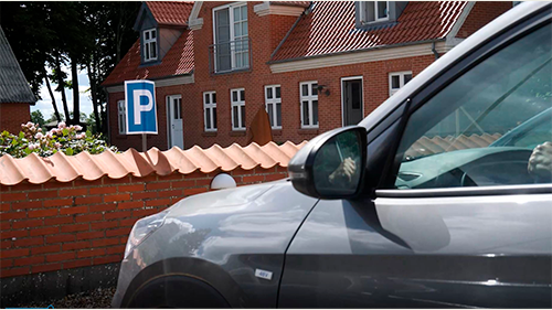 Billede af en parkeret bil