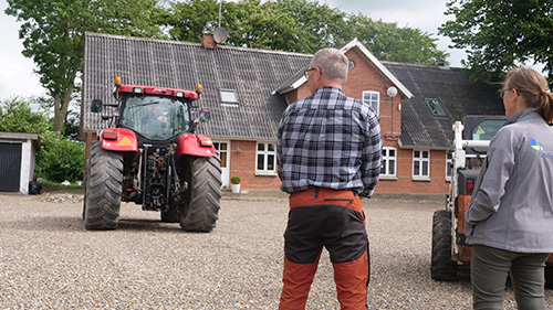 Traktor på gårdsplads