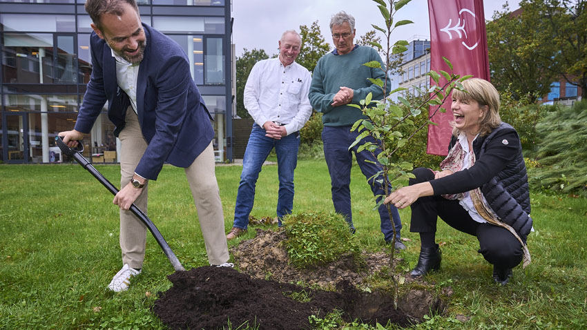 Borgmester for Aarhus Kommune Jacob Bundsgaard indvier det nye Innovationscenter for Økologisk Landbrug i Agro Food Park
