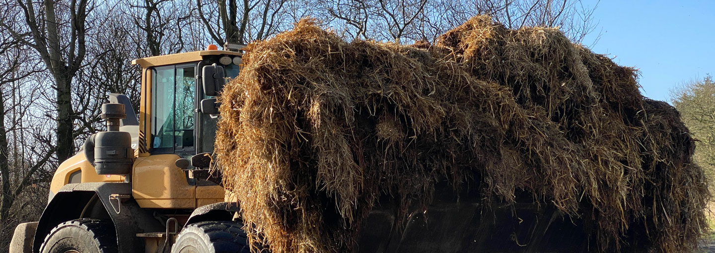 Traktor med halm - udmugning