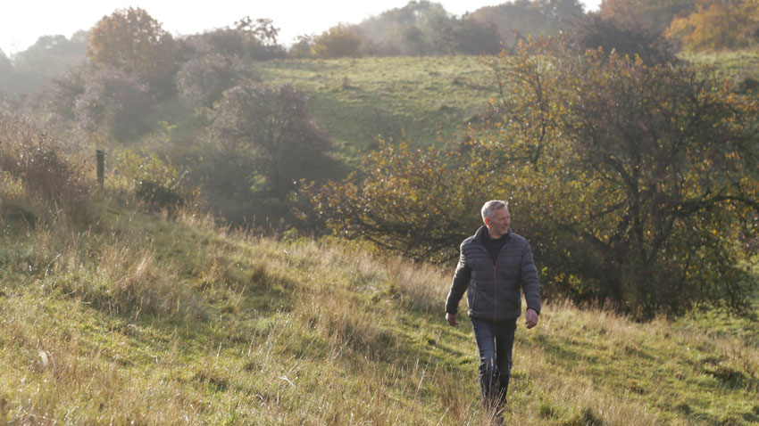 Peter Hindbo på sine naturarealer