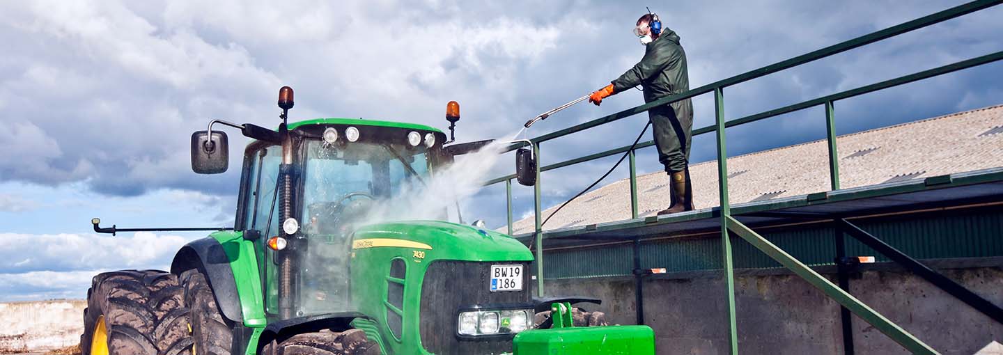 En traktor bliver spulet med vand